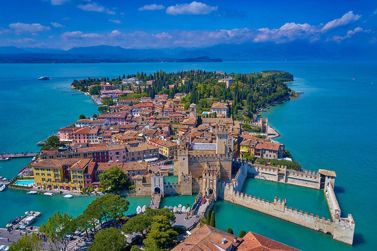 Sirmione – via ai nuovi plateatici e all’ampliamento di quelli esistenti